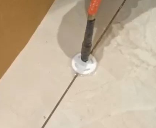 罗定瓷砖空鼓维修公司专业解答瓷砖在铺贴过程中，如果没有涂抹均匀到位的粘结材料（如水泥砂浆或瓷砖胶），可能会导致以下问题