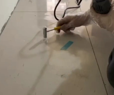 罗定瓷砖开裂维修公司专业分享瓷砖在铺贴前如果没有沥干水分，将会导致以下问题