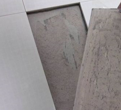 罗定瓷砖空鼓维修公司分享瓷砖铺贴时如果打浆（即涂抹在瓷砖背面和基层上的砂浆或瓷砖胶）过少，会带来以下问题